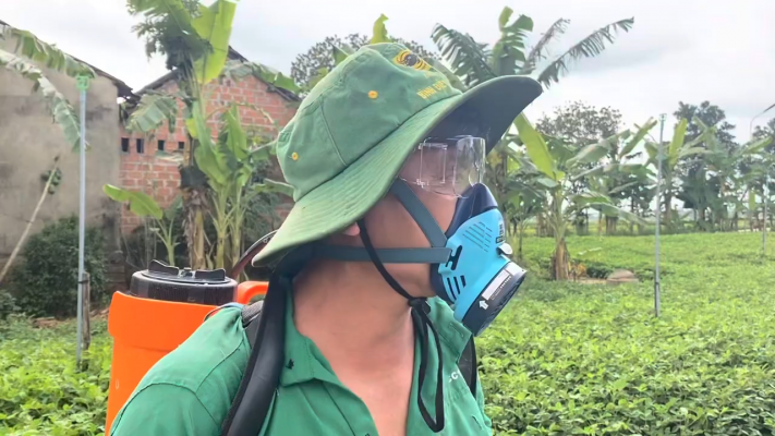 Trai nghiem thuc te khach hang dung mat na phong doc phun thuoc tru sau Koken G7 Nhat Ban First Frame